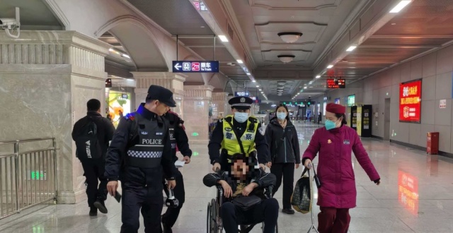 爹爹突发疾病晕倒地铁站，民警多方联动紧急救助_腾讯新闻