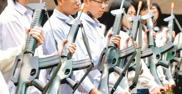 台湾高中生也要上战场？家长恐慌：太疯狂了......_腾讯新闻
