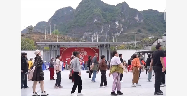 奋斗在春天里丨“吃住行游”一站式康养 银发族爱上“候鸟式”旅居_腾讯新闻