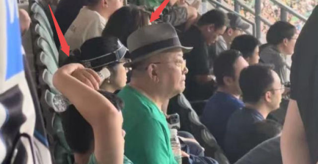 75岁王刚携儿子看球赛，父子穿亲子装，王一丁体型壮实颜值神似爸_腾讯新闻