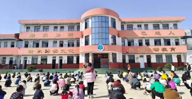 小学生人数开始减少了！教师缩编，中部也开始了！意外催生新产业_腾讯新闻