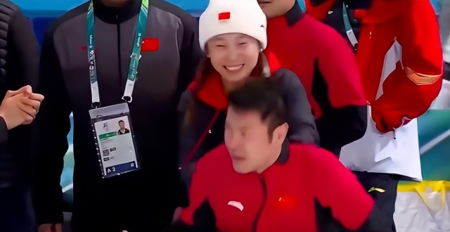 59岁李琰彻底封神：16年5届冬奥带队全拿金牌 又蹦又跳像个小女孩缩略图