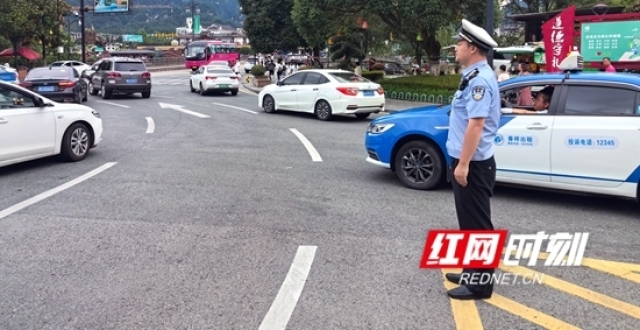 张家界市交警支队直属二大队为旅游旺季出行创造无忧环境_腾讯新闻