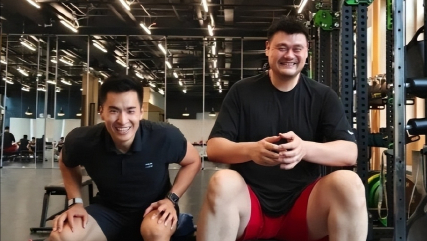 无事一身轻！45岁姚明恢复健身两个月，撸铁满头大汗一脸赘肉没了