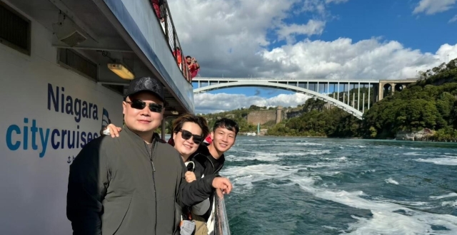 德云社岳云鹏巴黎游玩，妻子郑敏陪伴，伉俪情深，卢浮宫合影被曝_腾讯新闻
