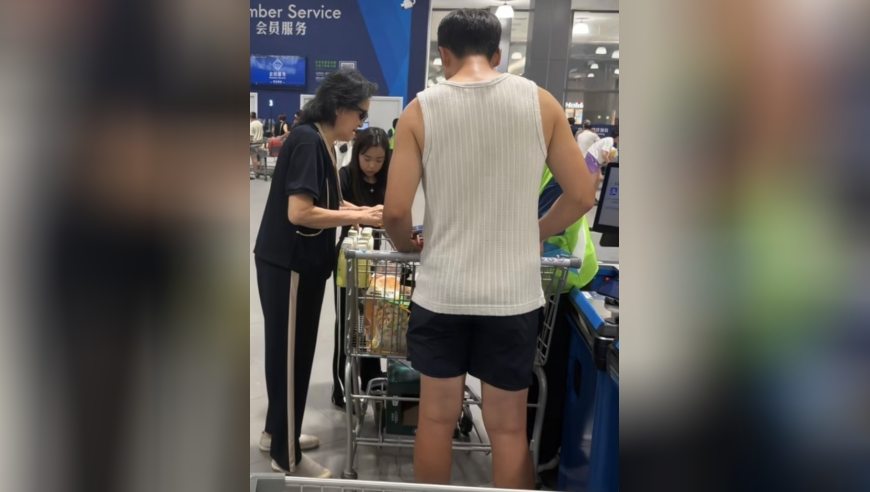 高云翔父女在超市购物被偶遇，9岁小酒窝身材高挑，和爸爸在一起状态松弛