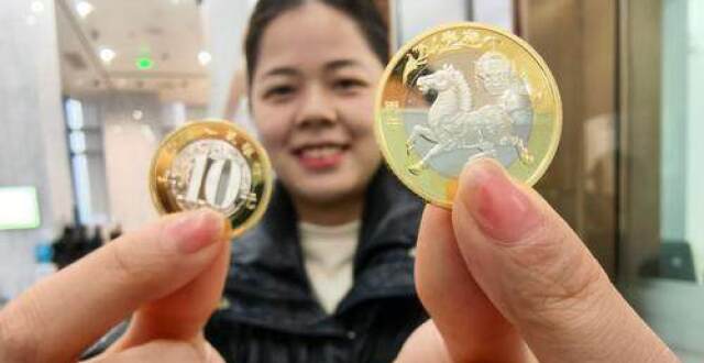 “马币”“马钞”开启兑换！重庆的银行网点排起长队_腾讯新闻