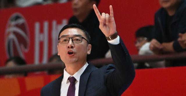 上海男篮主帅刘鹏离任，成CBA新赛季首位下课主教练_腾讯新闻