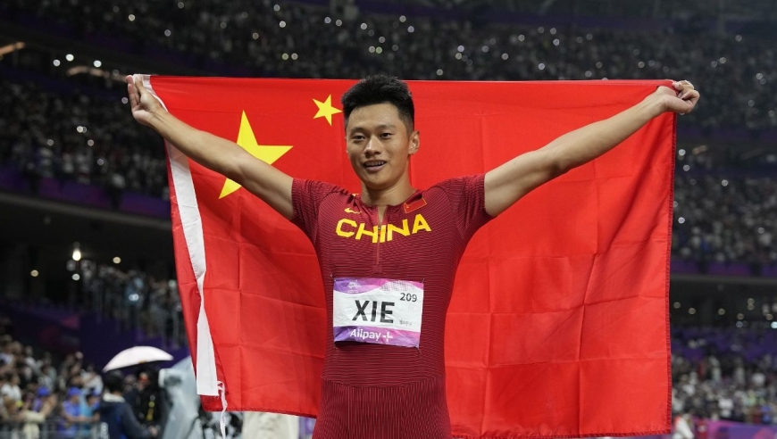 谢震业男子100米夺冠身披国旗绕场庆祝