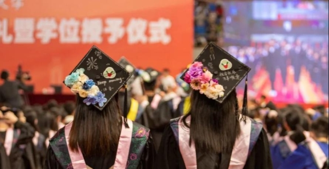 “延毕”校长的最后一次“唠叨”！这场毕业典礼惊现16个萌娃_腾讯新闻