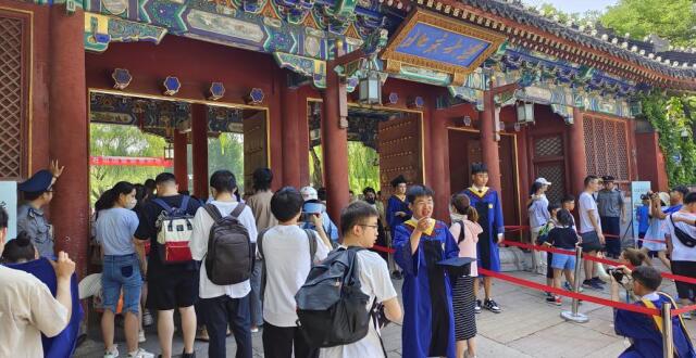 刚开放校园参观就有研学团违规入校，北大停止多人预约权限_腾讯新闻