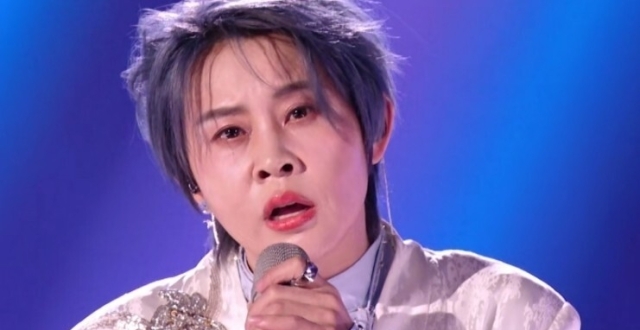 浪姐7成团即“解散”，王濛把奖杯放脚边，有人却闷声发了大财_腾讯新闻
