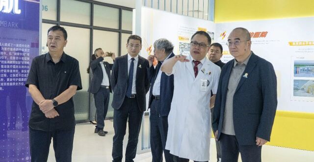 “人民英雄”张定宇来德阳参加学术交流会：从废墟到方舱，我们曾并肩战斗_腾讯新闻