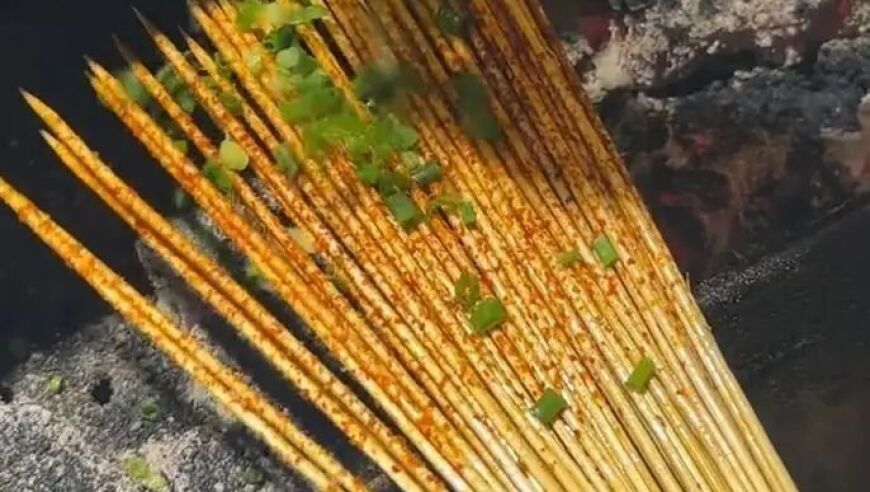 湖南邵阳爆火！10元50串麻辣竹签，你敢嗦吗？