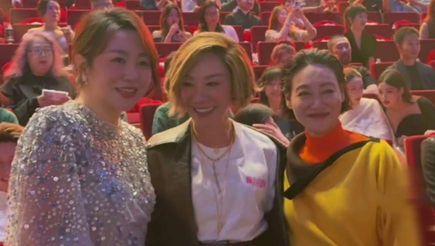 杨紫琼马丽惠英红同框合影，三位影后气场全开，和王宝强吴磊互动好逗