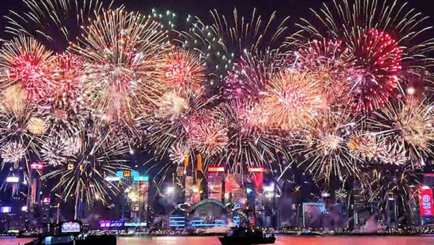 时隔5年 香港维港烟花汇演为祖国庆生,三万枚礼花齐放