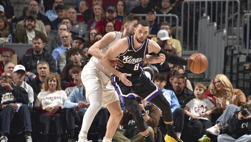 NBA常规赛：骑士为何无缘锁定东部第一？惨遭国王横扫！萨城三巨头狂砍92分！