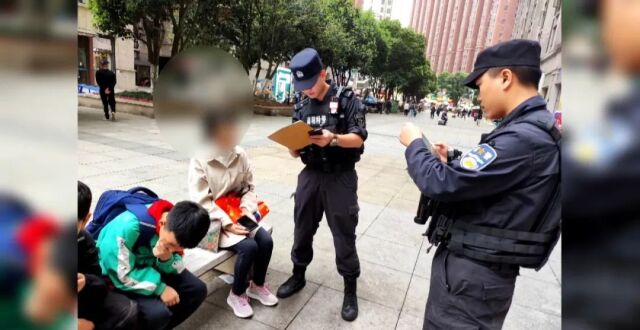 贵阳这三个小学生捡到万元钱包，变成人人点赞的“显眼包”！_腾讯新闻