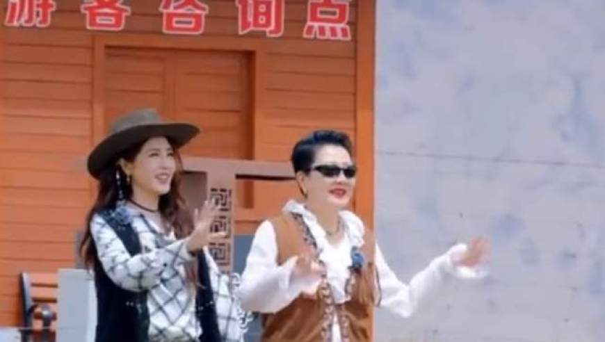 高校师生研发眼球控制轮椅