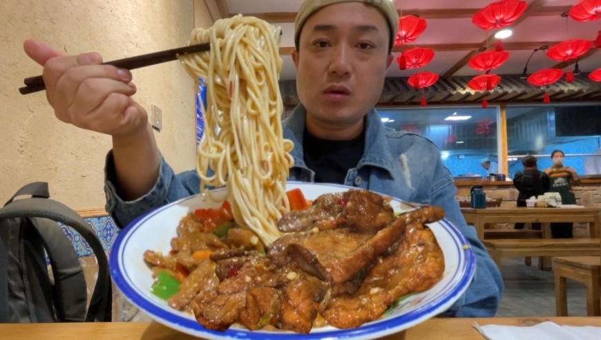 奇台老东门过油肉拌面,50元一大盘羊腿肉堆满碟子,太棒了!