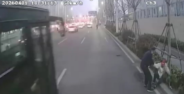 暖心扶起摔倒行人，传递城市温情_腾讯新闻