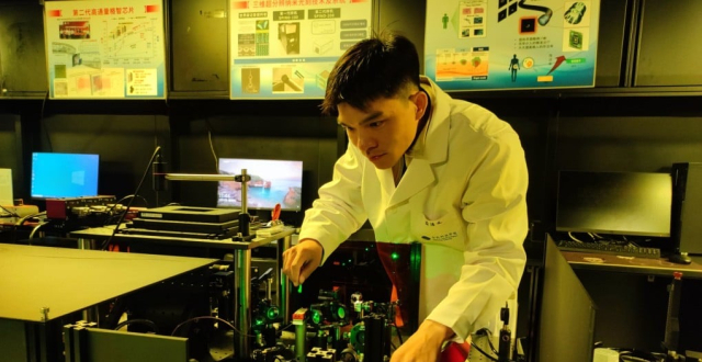 顾敏院士团队开发光学AI芯片，将光纤传输能力提升1万倍，有望用于医学内窥镜成像和光通信_腾讯新闻
