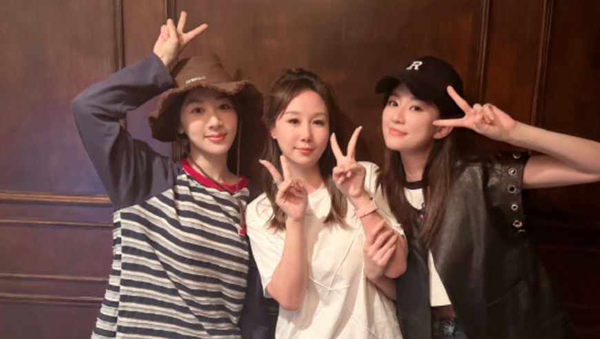 杨紫乔欣聚餐合照,素颜皮肤水嫩状态好,卖萌比耶大秀闺蜜情