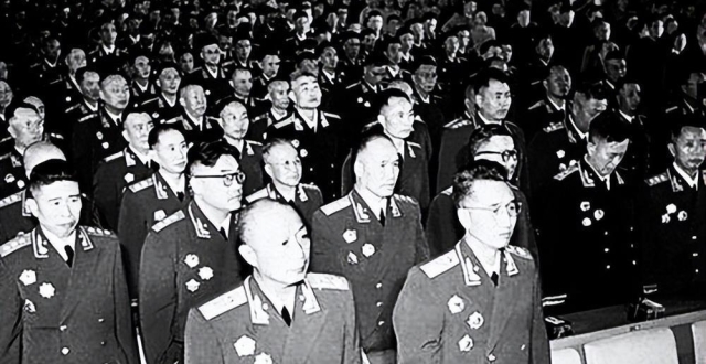 1955年授衔，大将、上将、中将、少将和大校的第一人都是谁？_腾讯新闻