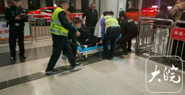 旅客突发疾病，六安火车站上演生死救援_腾讯新闻