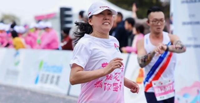 52岁王军霞退役30年后首跑半马：领跑员变成参赛者 排名女子组第6_腾讯新闻
