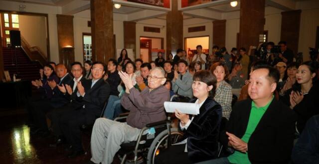 导演唐烨追忆刘锦云：他“发明”了给迟到的人“鼓掌”_腾讯新闻