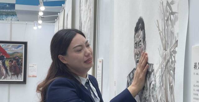 蒋久华先进事迹报告会举行 妻子含泪领取“全国公安系统一级英模”证书奖章_腾讯新闻