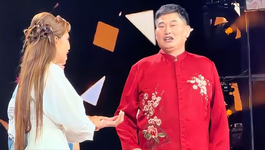 大衣哥朱之文重返《星光大道》！连唱两首金曲，主持人朱迅都听入迷了