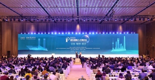 加快打造国际人才发展引领区，浦东为高峰人才颁证，上线人才安居信息平台_腾讯新闻