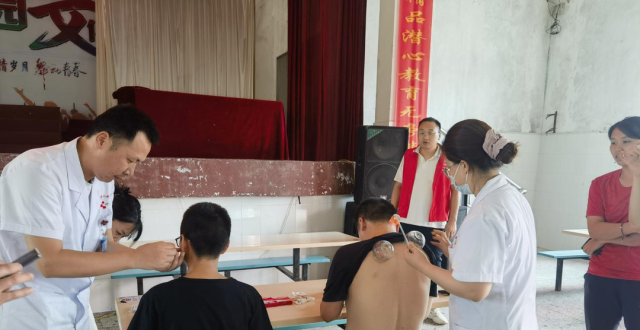 中医药文化进校园 让学生感受中医魅力_腾讯新闻