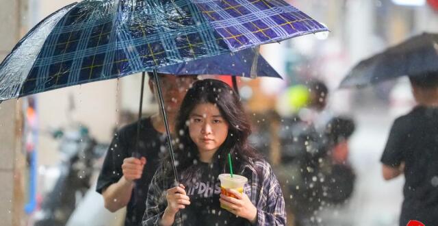 明天雨势减弱但仍有雨，何时天晴重回“夏日轨迹”？_腾讯新闻