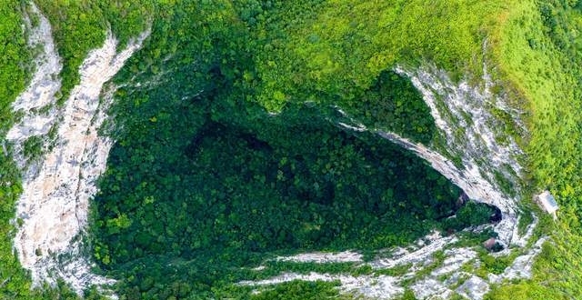 深藏在百色的避暑胜地，拥有世界最大天坑群，好像陨石撞击的伤痕_腾讯新闻