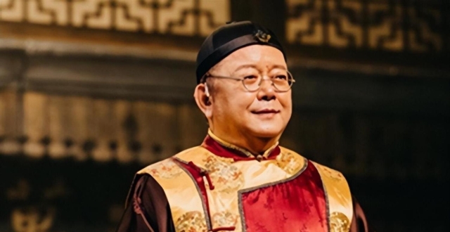 77岁王刚的晚年：本以为有儿子能安度余生，如今却为养子操劳不停_腾讯新闻