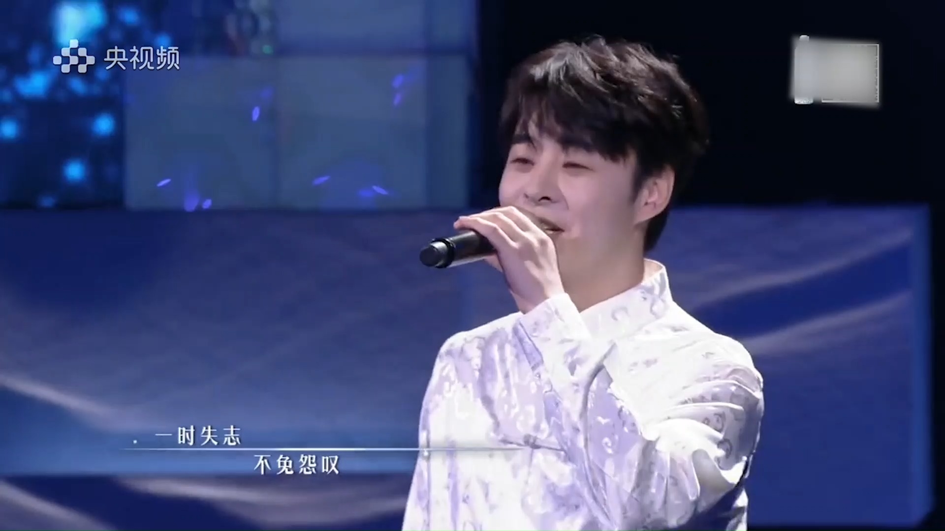 杨曦演唱《爱拼才会赢》，嗓音高亢有力量，唱得直戳人心_腾讯新闻
