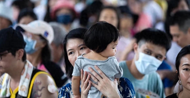 台湾虐童致死案开庭引关注，蓝营喊加重其刑，批民进党保护加害人_腾讯新闻