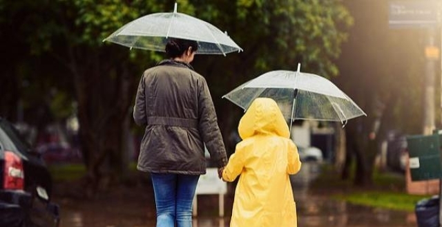 让学生在校外淋雨，“没到7点”不该成借口_腾讯新闻