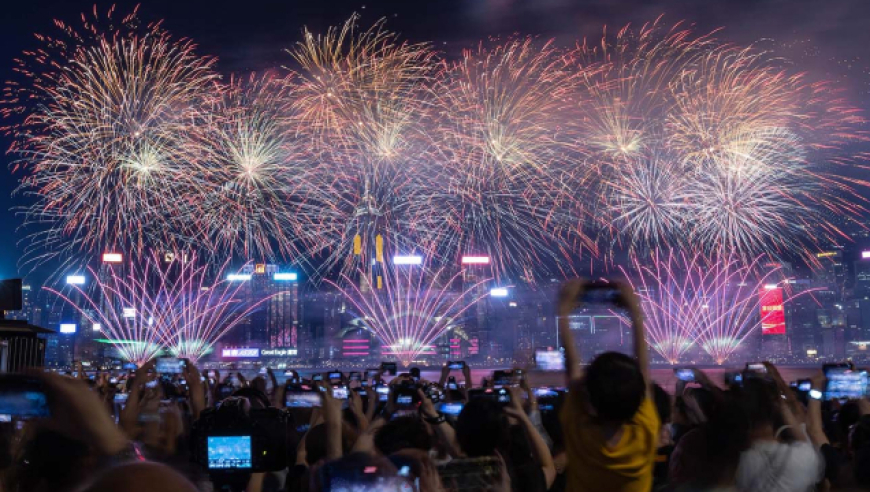 时隔5年重启,3万枚烟花闪耀维港夜空为祖国庆生