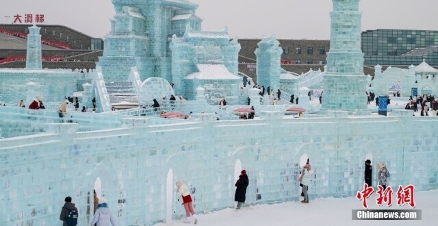 进入“冰雪奇缘”时空 打卡白昼版哈尔滨冰雪大世界_腾讯新闻