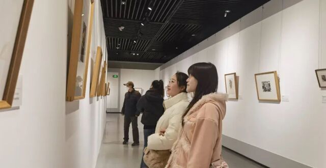 一场跨越时空的美术课——郑震艺术特展启幕！_腾讯新闻