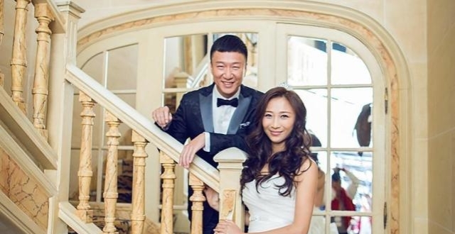 孙红雷王骏迪现身澳洲，夫妻俩罕见合体好甜，大热天穿羽绒服逛街_腾讯新闻