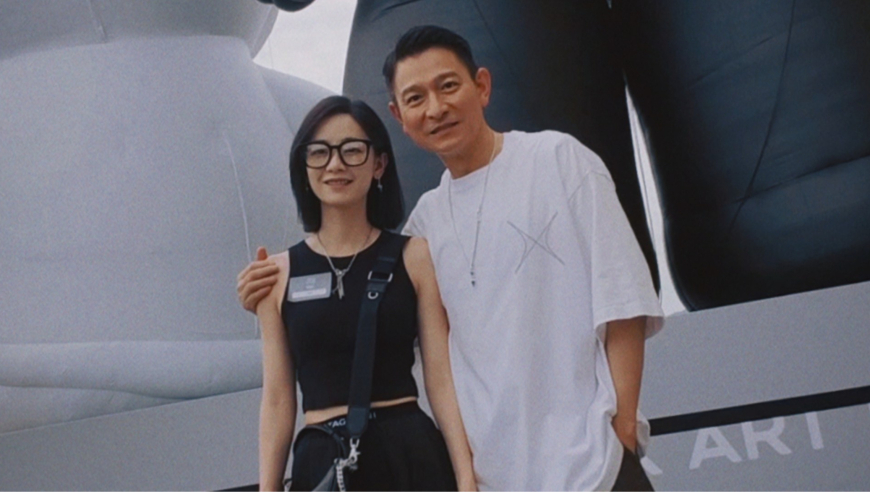 刘雅瑟谢霆锋相约看刘德华艺术展,被天王楼肩亲密合影