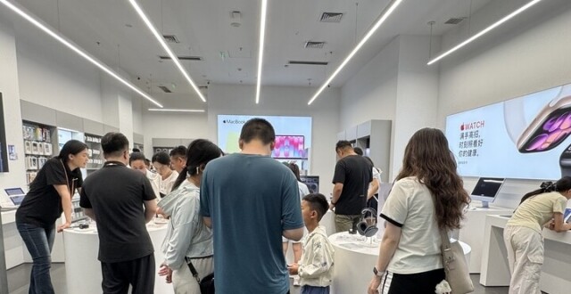 多品牌手机官宣降价，记者走访线下门店：iPhone 17 Pro线下优惠500元_腾讯新闻