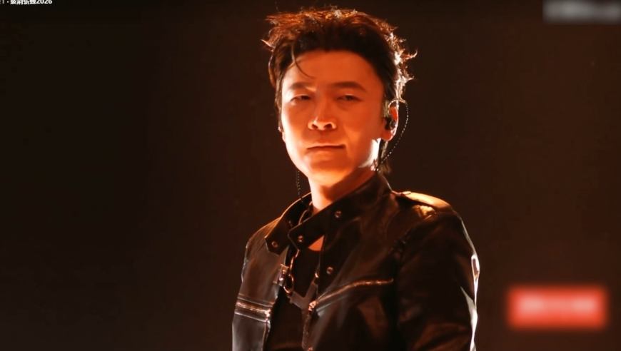 王啸坤初舞台唱《银河少年》，松弛感里带着不容忽视的笃定丨披哥纯享