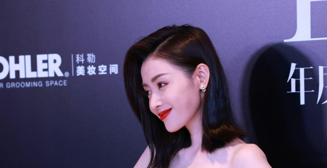 张天爱长腿吸睛又性感，高开叉勾勒曼妙腰臀，肤白貌美气质绝佳_腾讯新闻