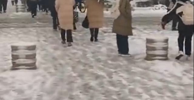 “下雪天打伞必是南方人”，为何北方人不打伞？南北方雪天习惯有何差异？_腾讯新闻